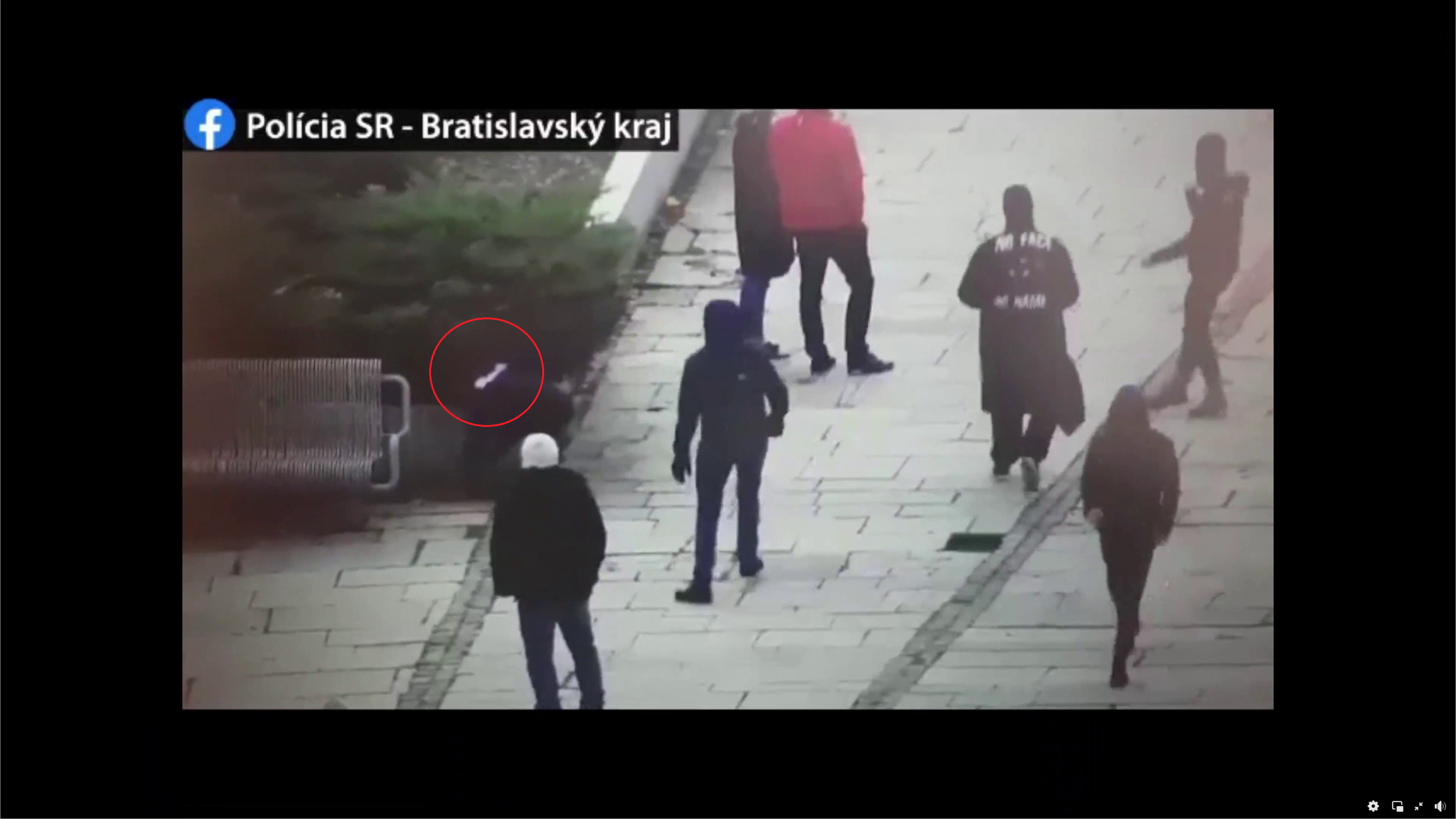 Marek Janíček zachytený na policajnom videu ako berie kameň zo zeme