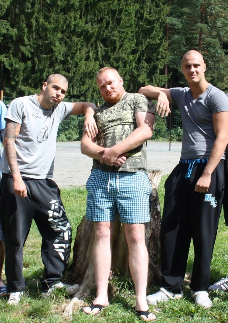 Jaroslav Kalina (na obrázku vpravo) se svým kamarády z nazichuligásnkého gangu JKG Vladanem Weissem (uprostřed) a Lukášem Lebedou (vlevo)