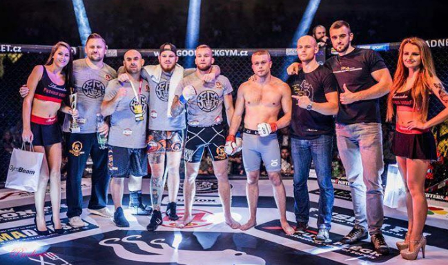 Tým Primmat gymu v tričkách neonacistické značky White Rex po vítězném zápase Michala Konráda na Night of Warriors v Liberci. Konrád stojí uprostřed, Matoušek nalevo od něj.