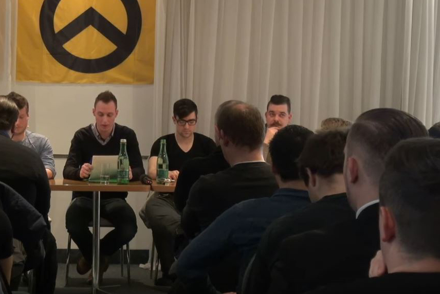 Adam Berčík (vpravo) spolu s Martinem Sellnerem (v brýlích) na identitářské akci ve Vídni.