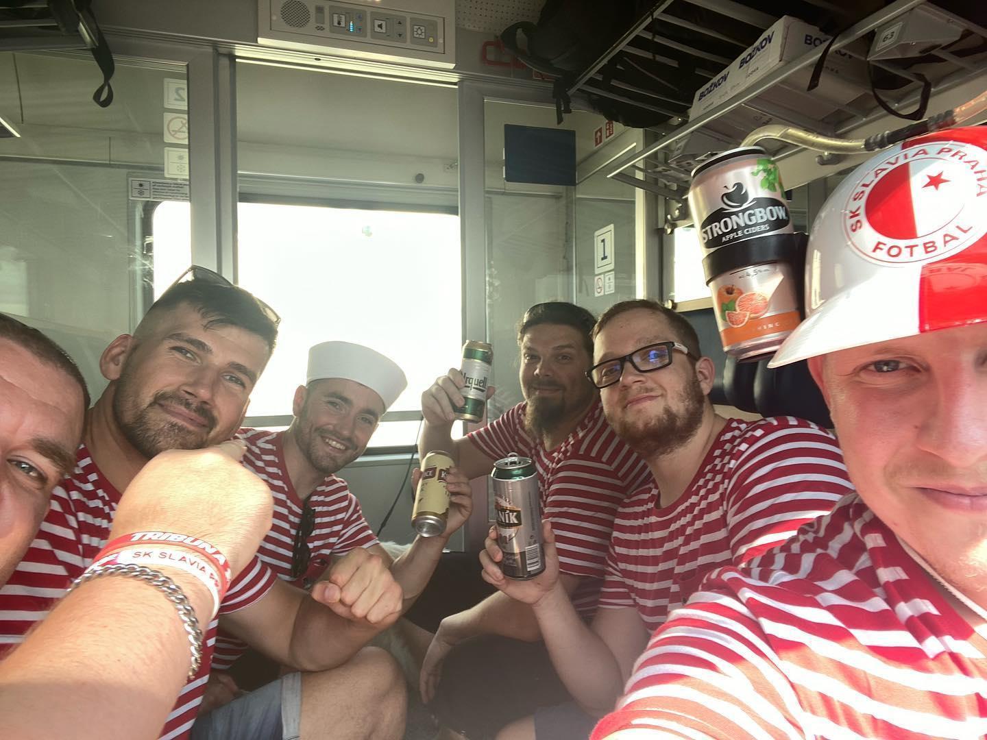 Slávisti na vodě (ve vlaku...). Zleva: Ondřej Šmejkal, Jan Tvrdek, Michal Valášek, Filip Sedlák, Suschi.