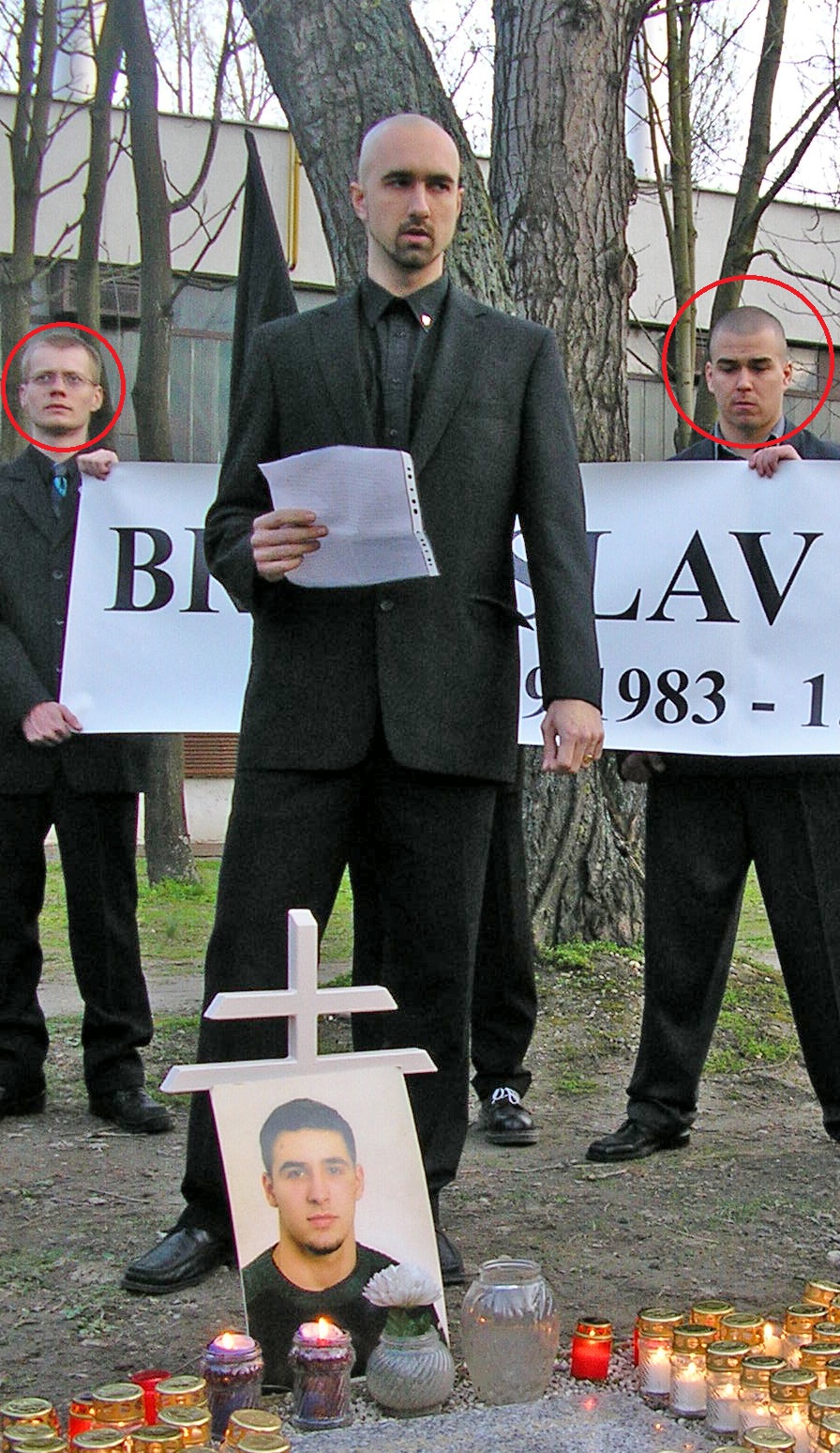 Poslanec NR SR Rastislav Schlosár (vľavo) drží transparent spolu s odsúdeným vrahom Martinom Petríkom. Prejav číta niekdajší vodca Slovenskej pospolitosti Ivan Sýkora